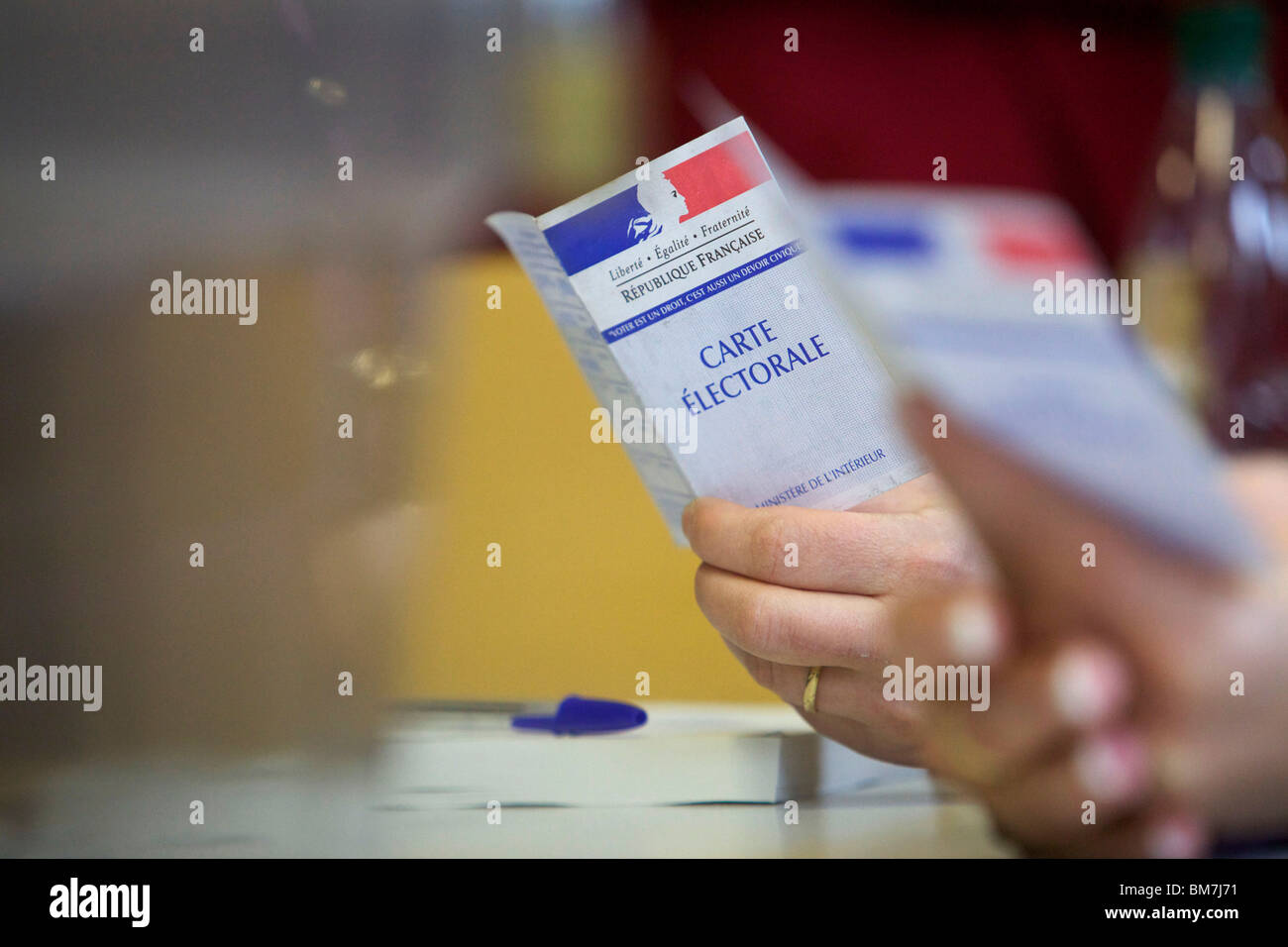 Wahllokal: Wähler Registrierungskarte Stockfoto