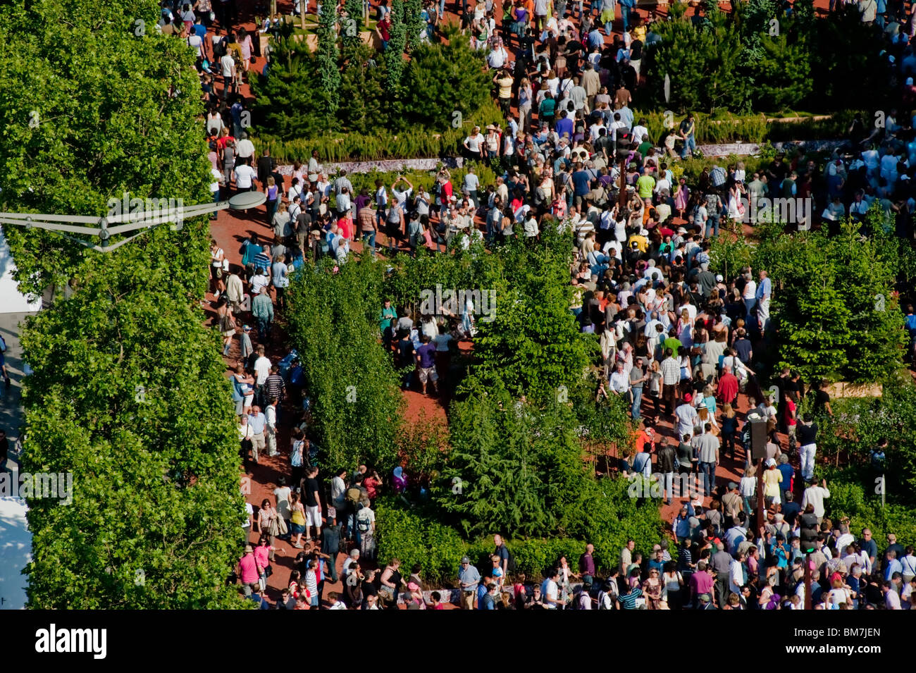 Paris, France, Champs-Elysees, French Farmers Giant Garden, City Center, "Nature Capitale" Public Event, aerial people walking, crowd scene Stockfoto