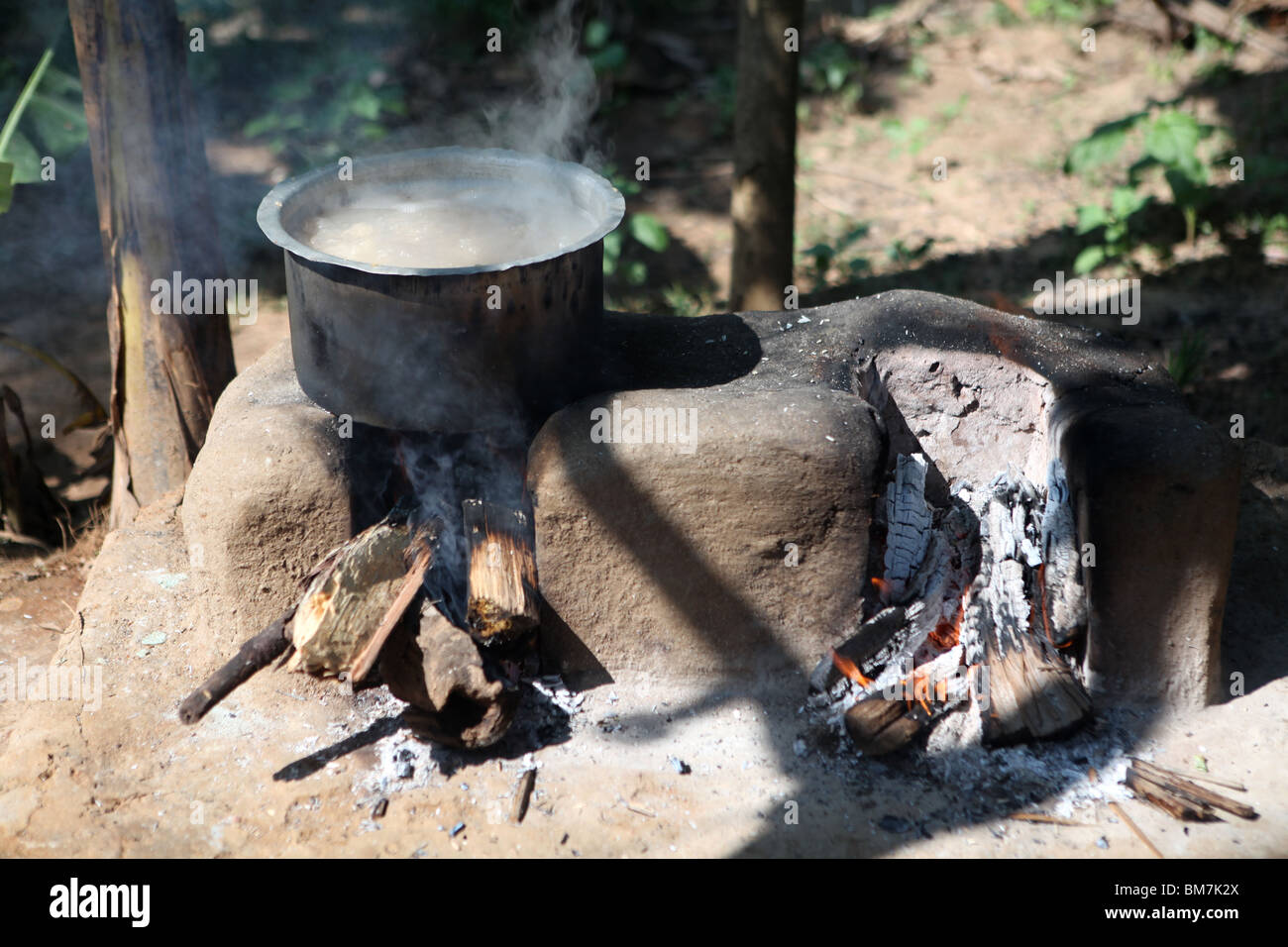 Reis kochen auf einem traditionellen Ofen hinter Om Beach in Karnataka, Indien. Stockfoto