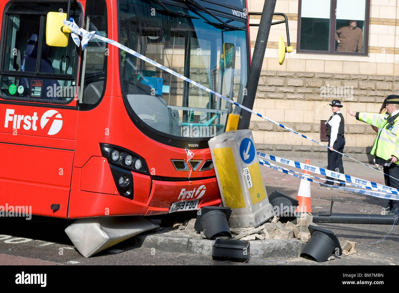 Polizei am Tatort Busunfall, London Stockfoto