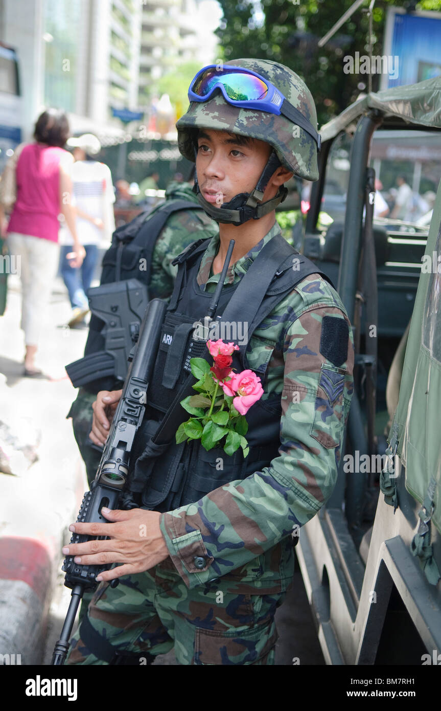 Soldat mit Blume in der Nachmahd der Schlacht mit der Rothemden in Bangkok Thailand Stockfoto