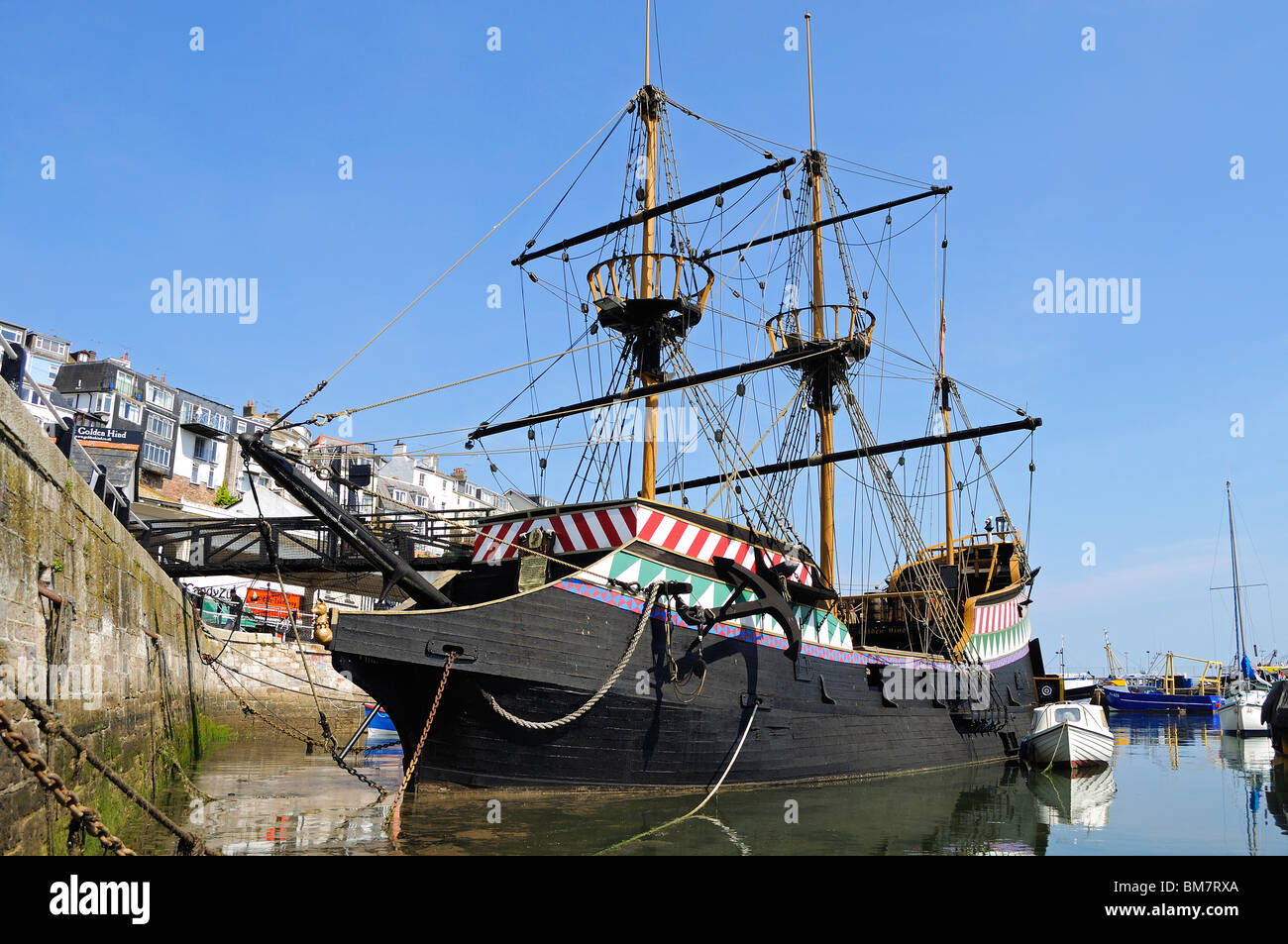 ein Replikat der golden Hind Segelschiff im Hafen von Brixham, Devon, uk Stockfoto
