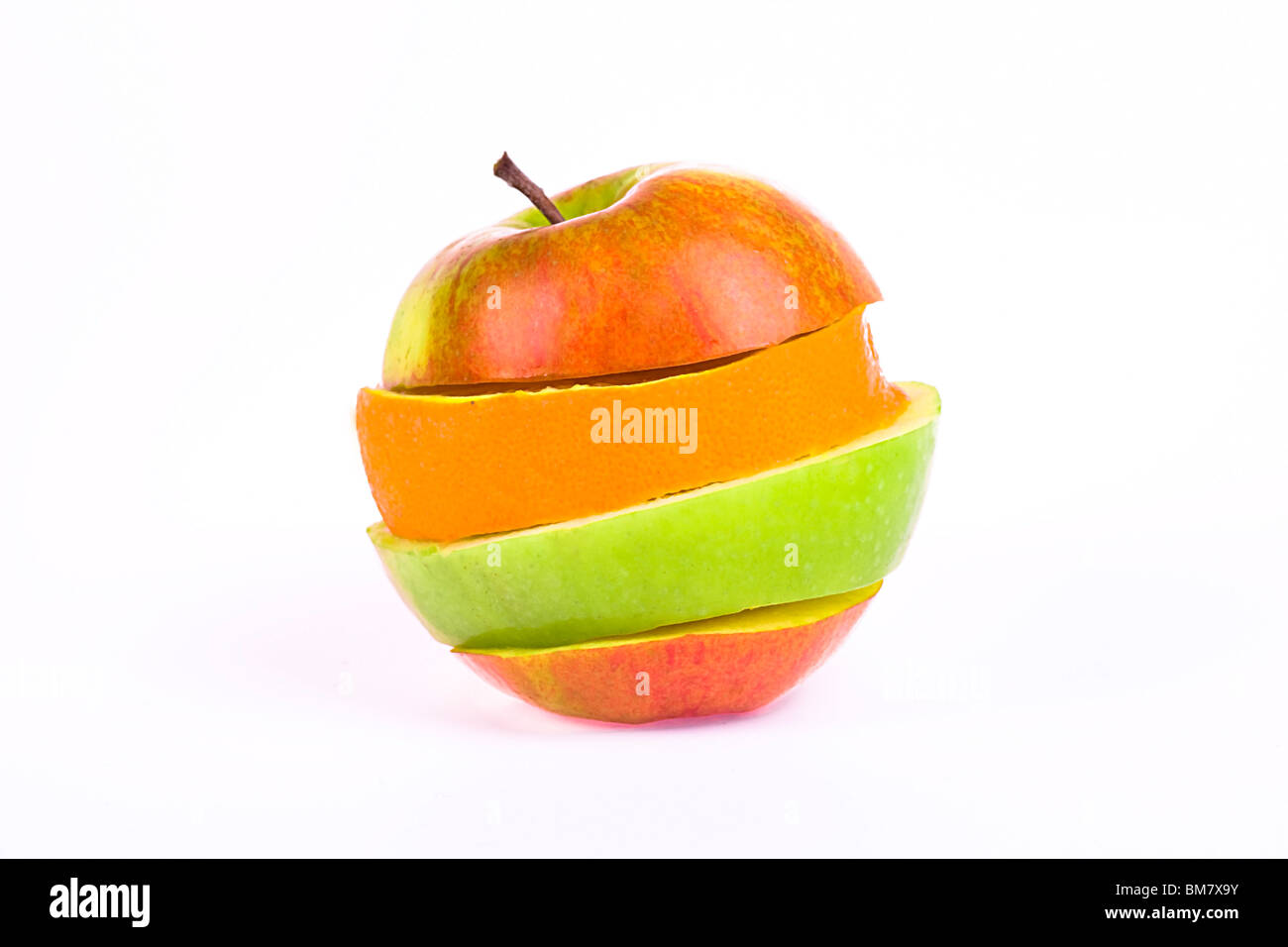 Orange und Apfel Scheiben isoliert auf weißem Hintergrund Stockfoto