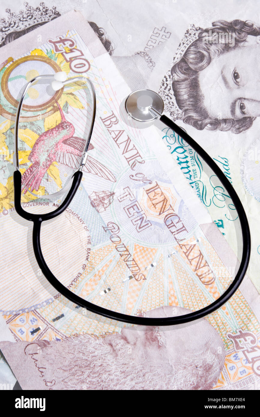 Stethoskop auf dem Hintergrund des britischen Pfund Sterling Notizen Stockfoto