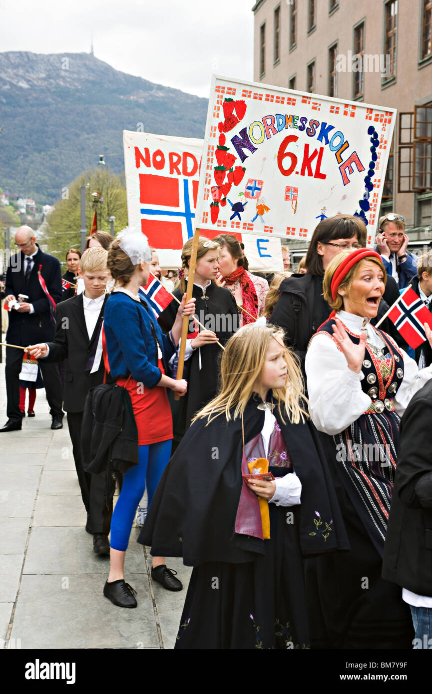 Örtliche Vereine Bands Gruppen Familien Schulen Marsch durch Bergen Stadtzentrum zur Feier des norwegischen Unabhängigkeit-Tag Stockfoto