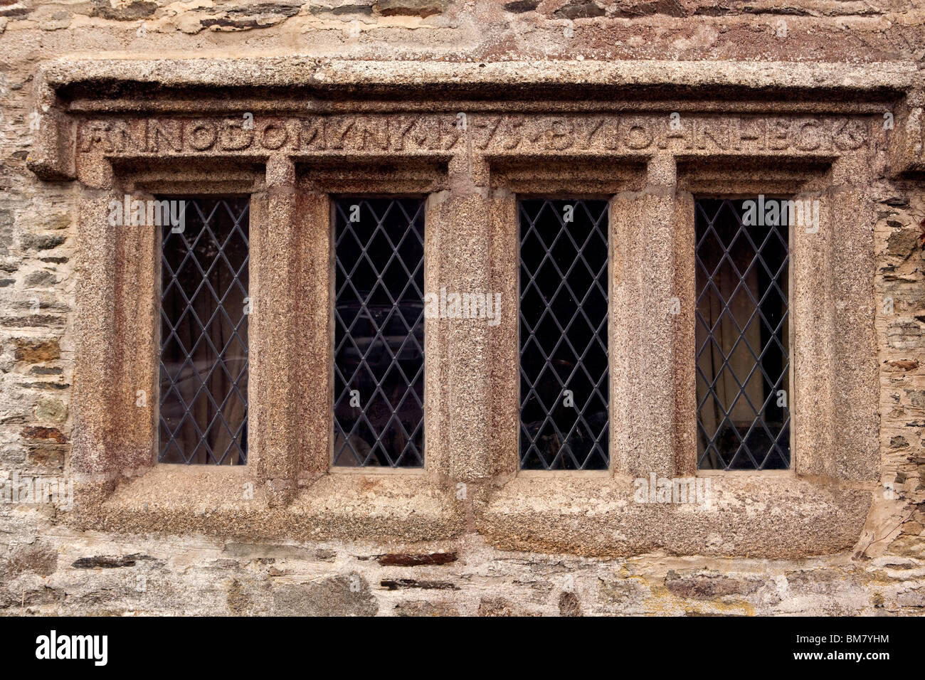 Großbritannien, England, Cornwall, Launceston, Trerithick 1575 Datum markiert auf Bauernhaus aus Stein-Fenster Stockfoto