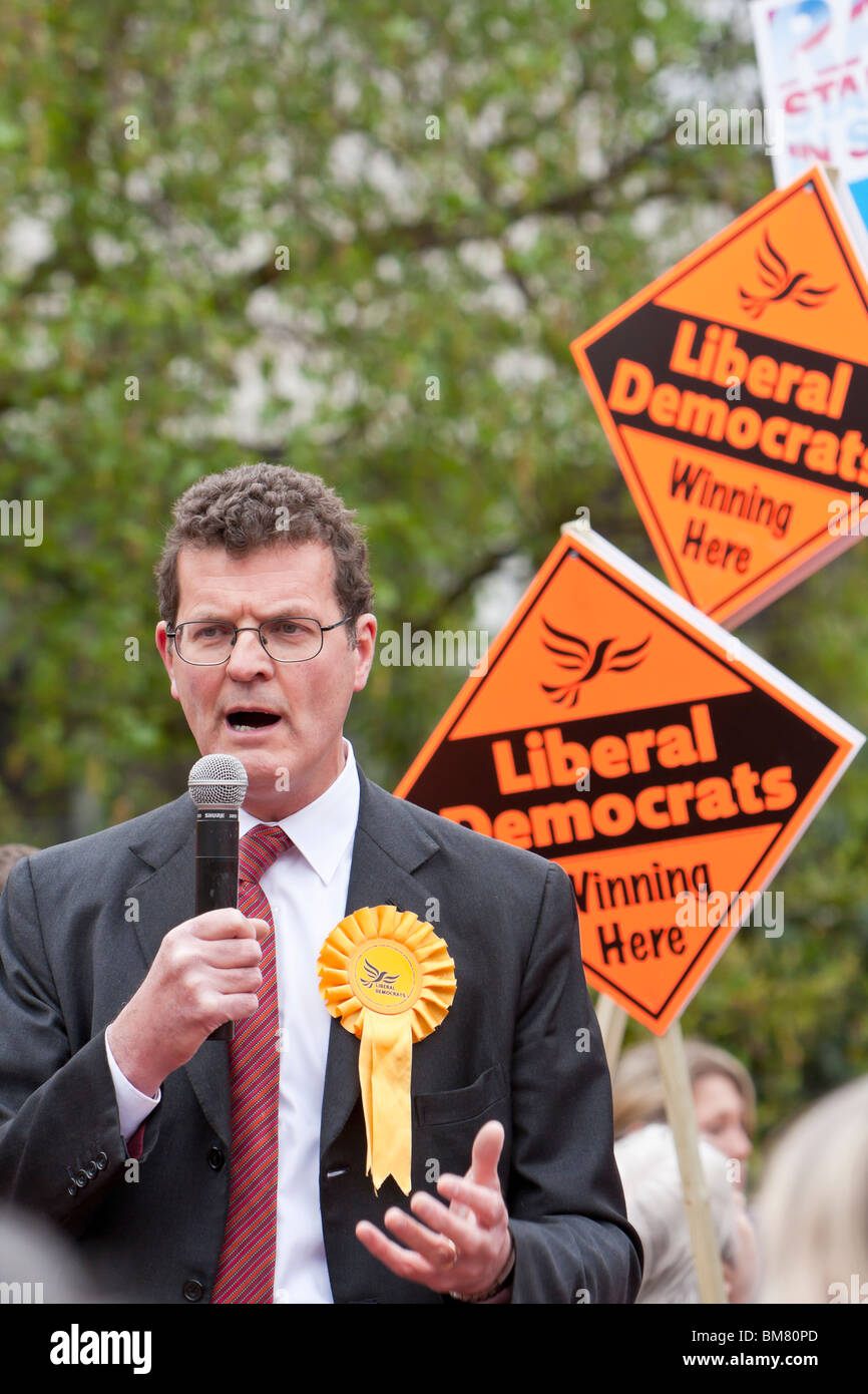 Lib Dem PPC für St Albans, Sandy Walkington, spricht auf einer Wahlveranstaltung Stockfoto