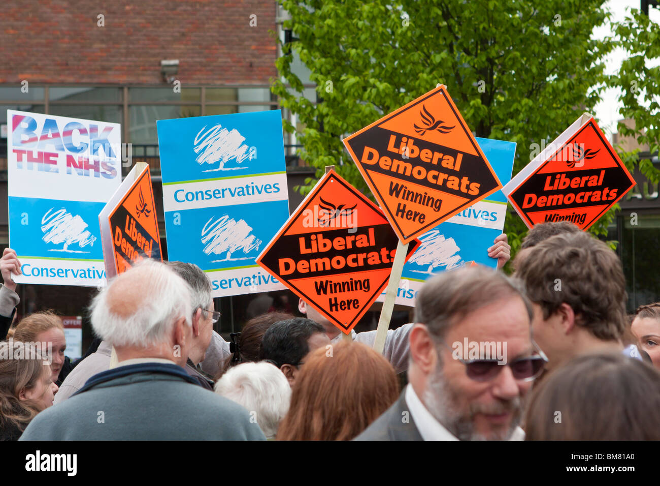 Konservativen und Liberaldemokraten Fans bei einer Wahlveranstaltung in St Albans Stockfoto
