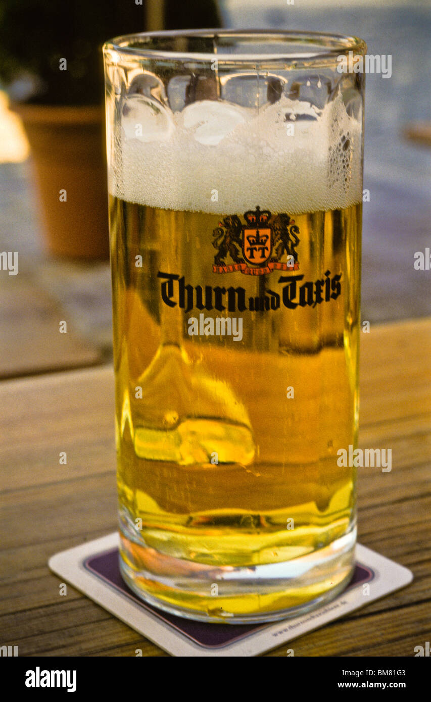 Durstlöscher, Bier am Nachmittag Schatten Glastisch Stockfoto
