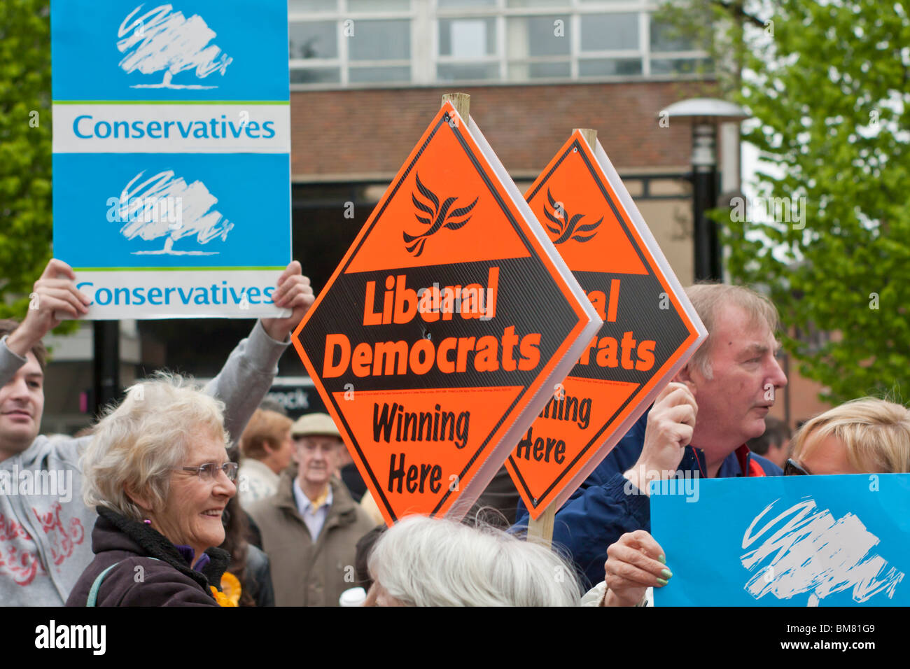 Konservativen und Liberaldemokraten Fans bei einer Wahlveranstaltung in St Albans Stockfoto