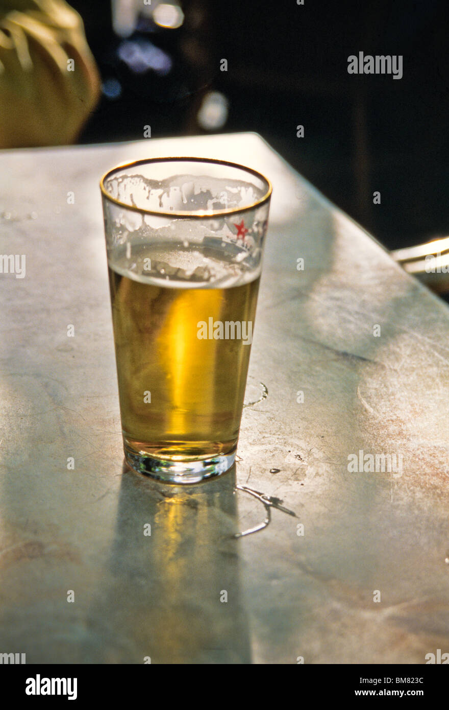 Durstlöscher, Bier am Nachmittag Schatten Glastisch Stockfoto