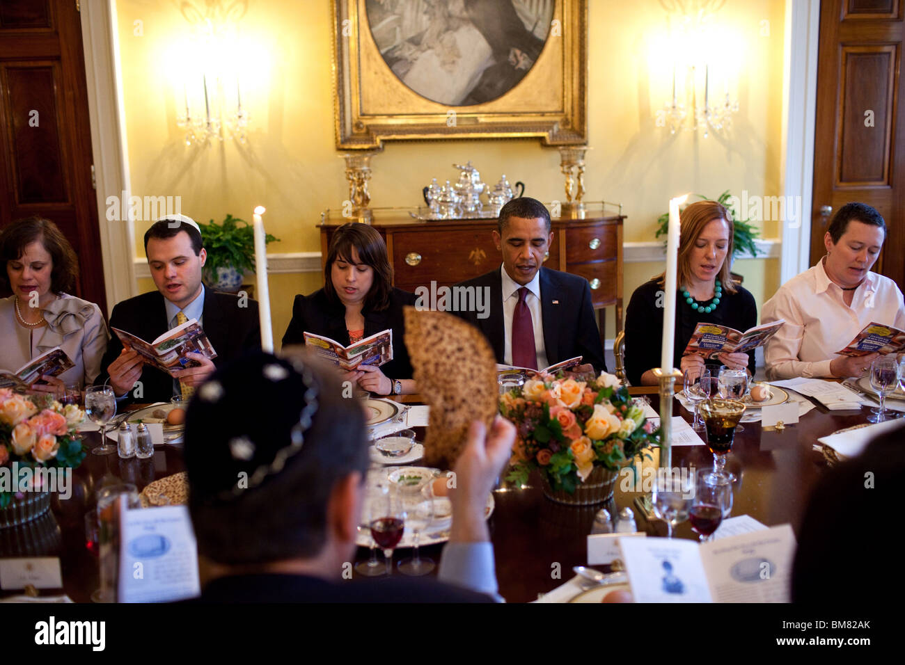 Obama ist der Beginn des Pessach-Festes mit einem Seder mit Freunden und Mitarbeitern in der alten Familie Dining Room des weißen Hauses Stockfoto
