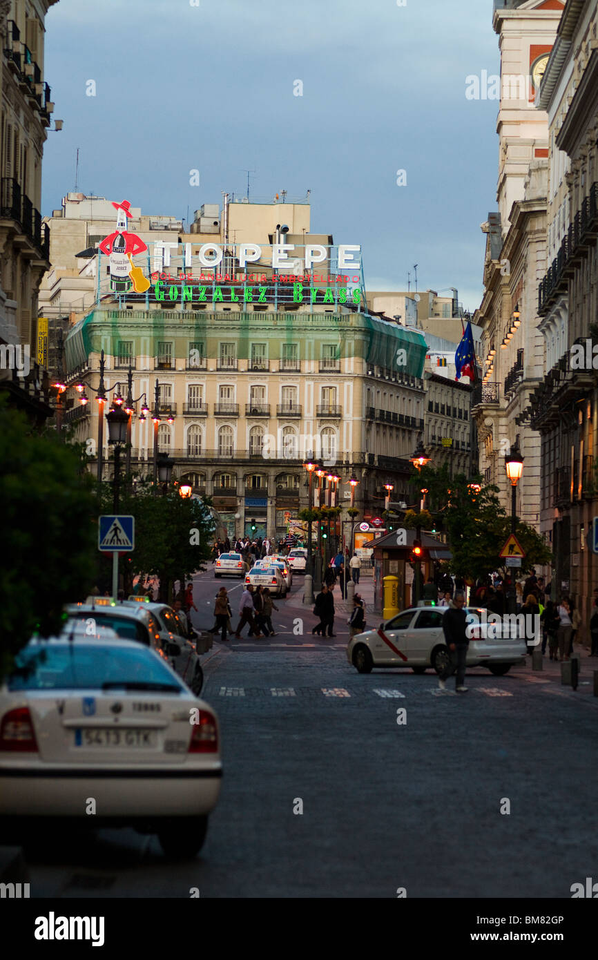 Am Abend Blick auf die Puerta del Sol von der Calle Mayor. Madrid, Spanien. Stockfoto