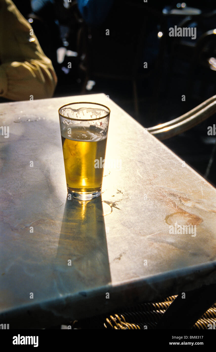 Durstlöscher, Bier am Nachmittag Schatten Glastisch Stockfoto