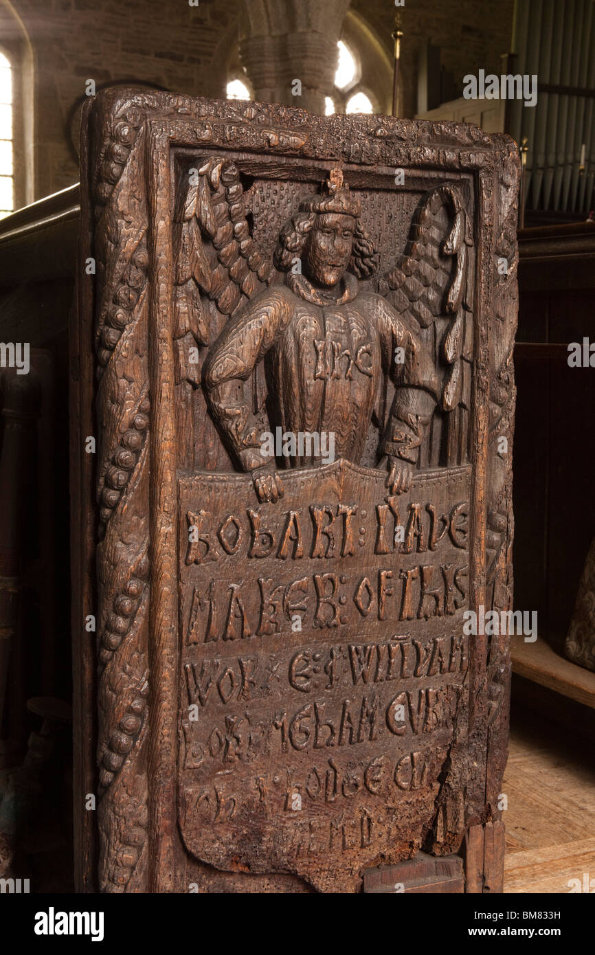 Großbritannien, Cornwall, Altarnun, Pfarrkirche St Nonna, geschnitzte hölzerne Pew Ende zeigen Hersteller Robart Wade, Name und Datum Stockfoto
