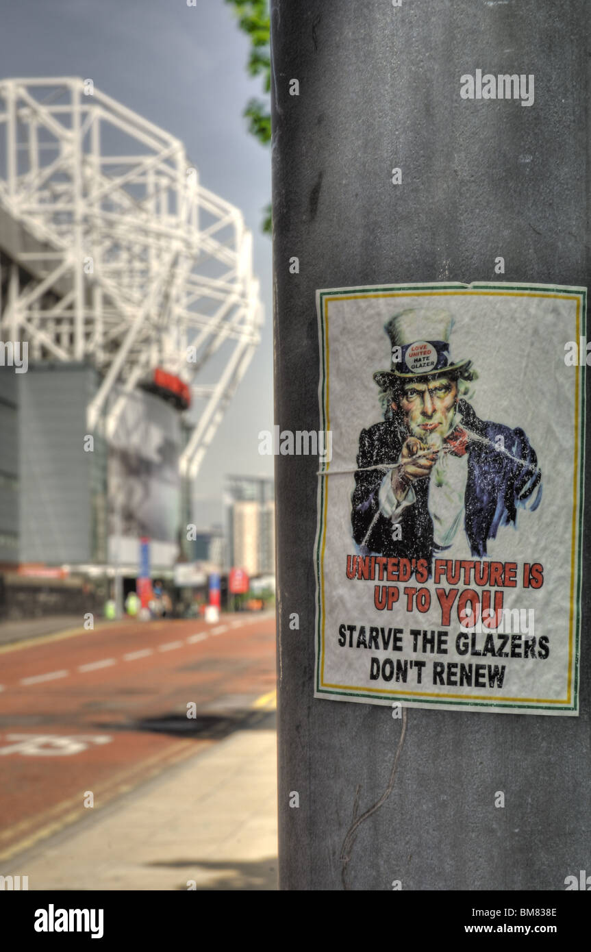 MUFC Fans Glazer Protest Aufkleber mit Old Trafford im Hintergrund. Stockfoto