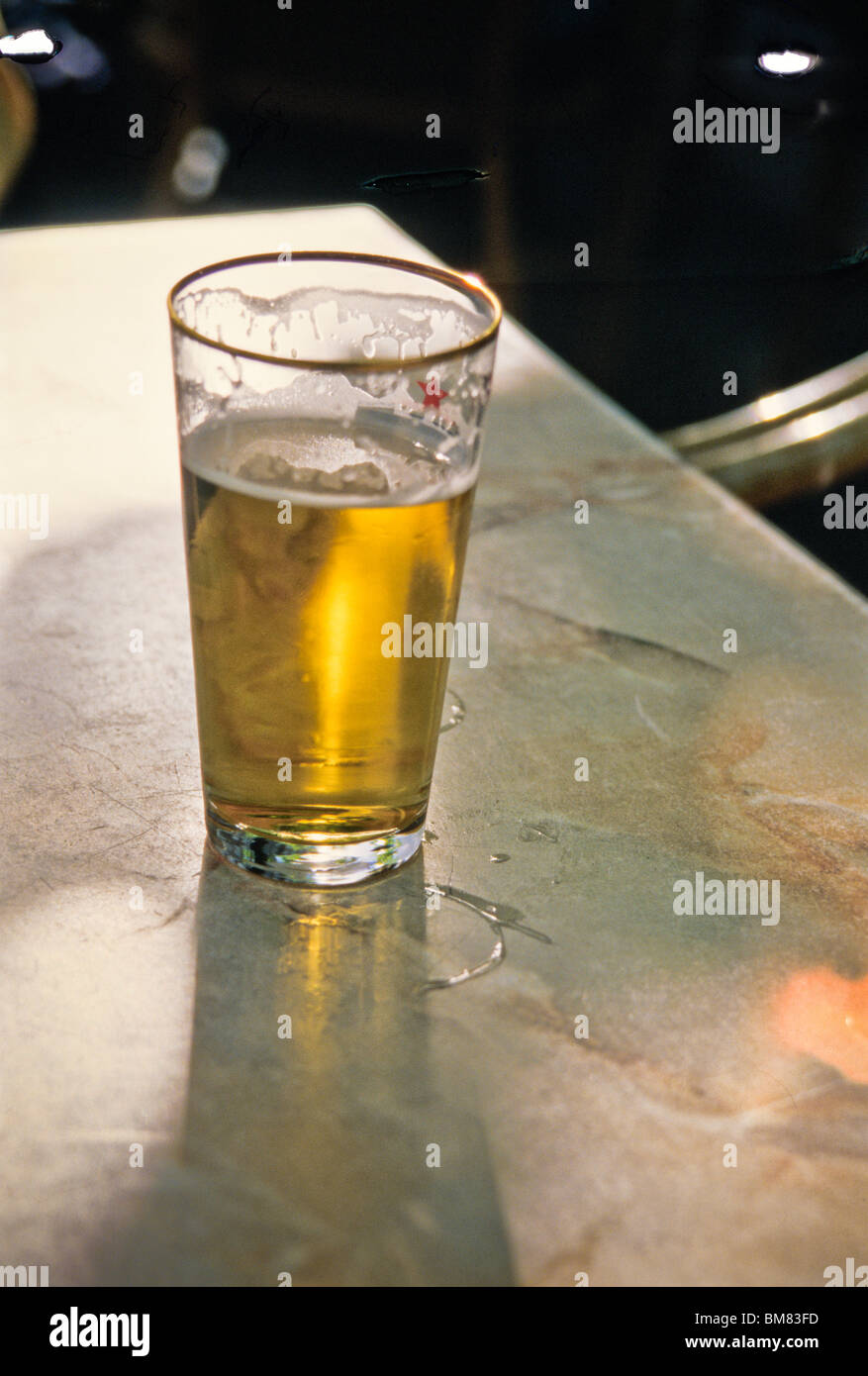 Durstlöscher, Bier am Nachmittag Schatten Glastisch Stockfoto