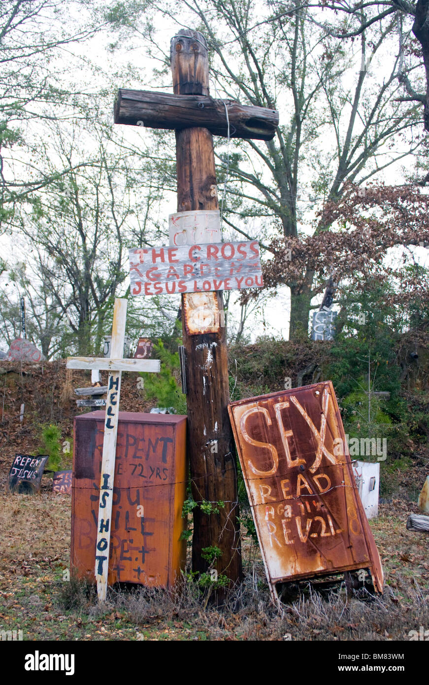Die Kreuz-Garten in Prattville Alabama von W. C. Rice besteht aus religiösen Warnhinweise auf alte Geräte und Fahrzeuge Stockfoto
