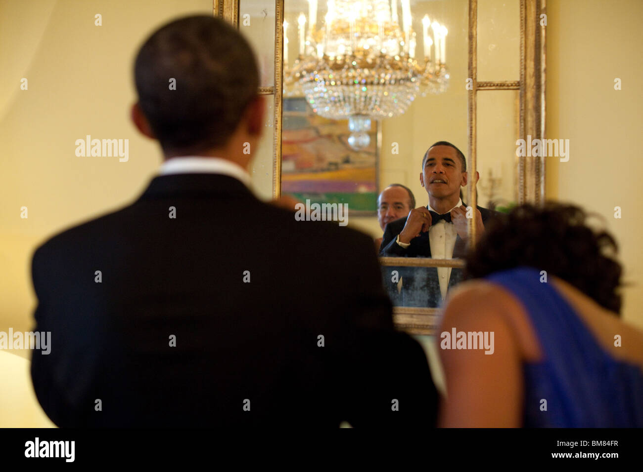 Barack Obama stellt seine Krawatte in gelb Oval Room des weißen Hauses Stockfoto