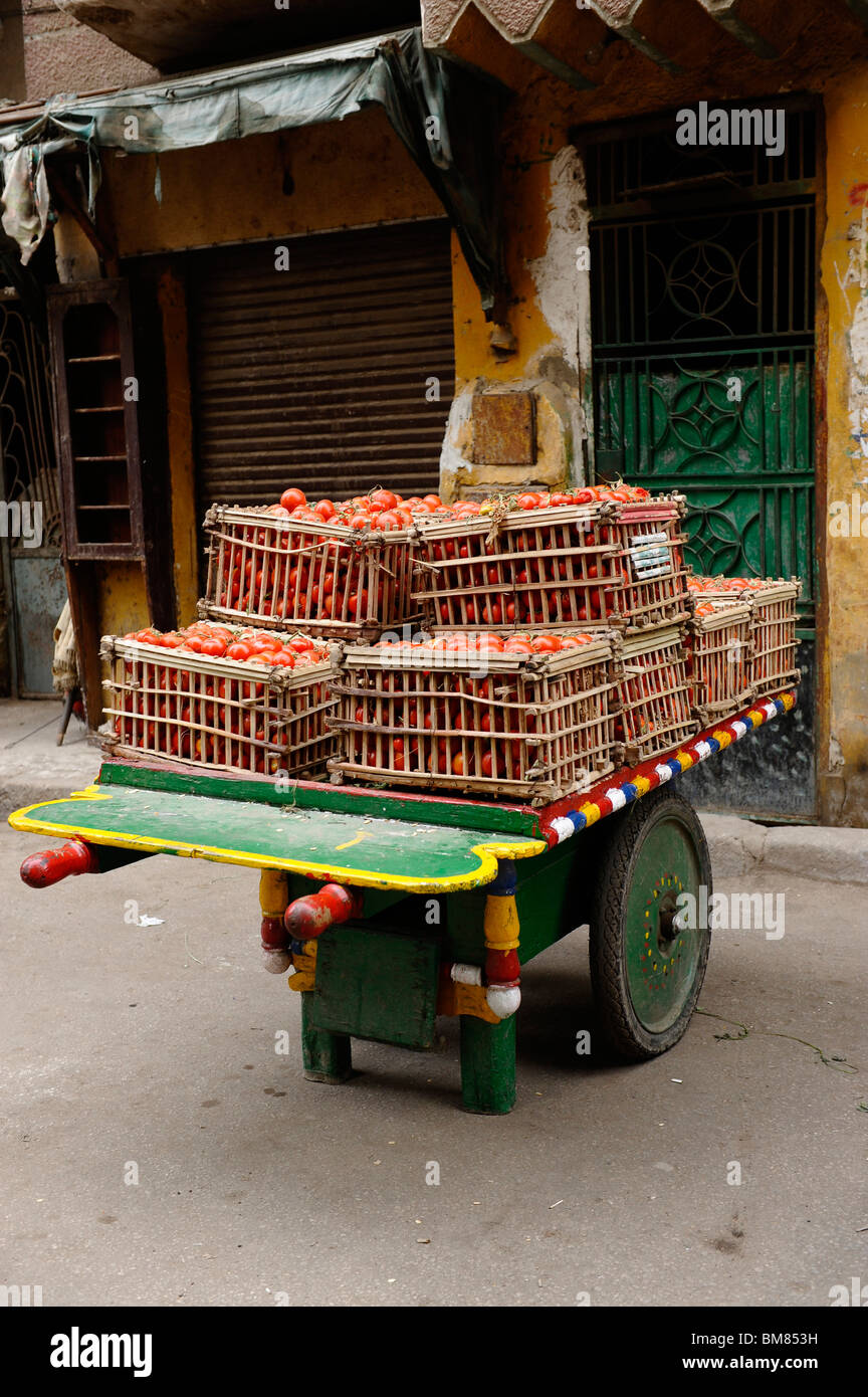 bunte Anbieter Wagen mit Kisten Pflaume rote Tomate, Seitenstraßen von islamischen Kairo, Kairo, Ägypten Stockfoto