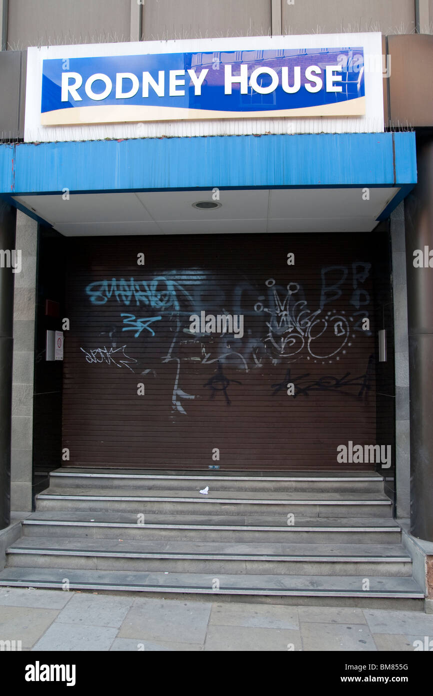Graffiti auf einen Auslöser zu einem geschlossenen Geschäft Stockfoto