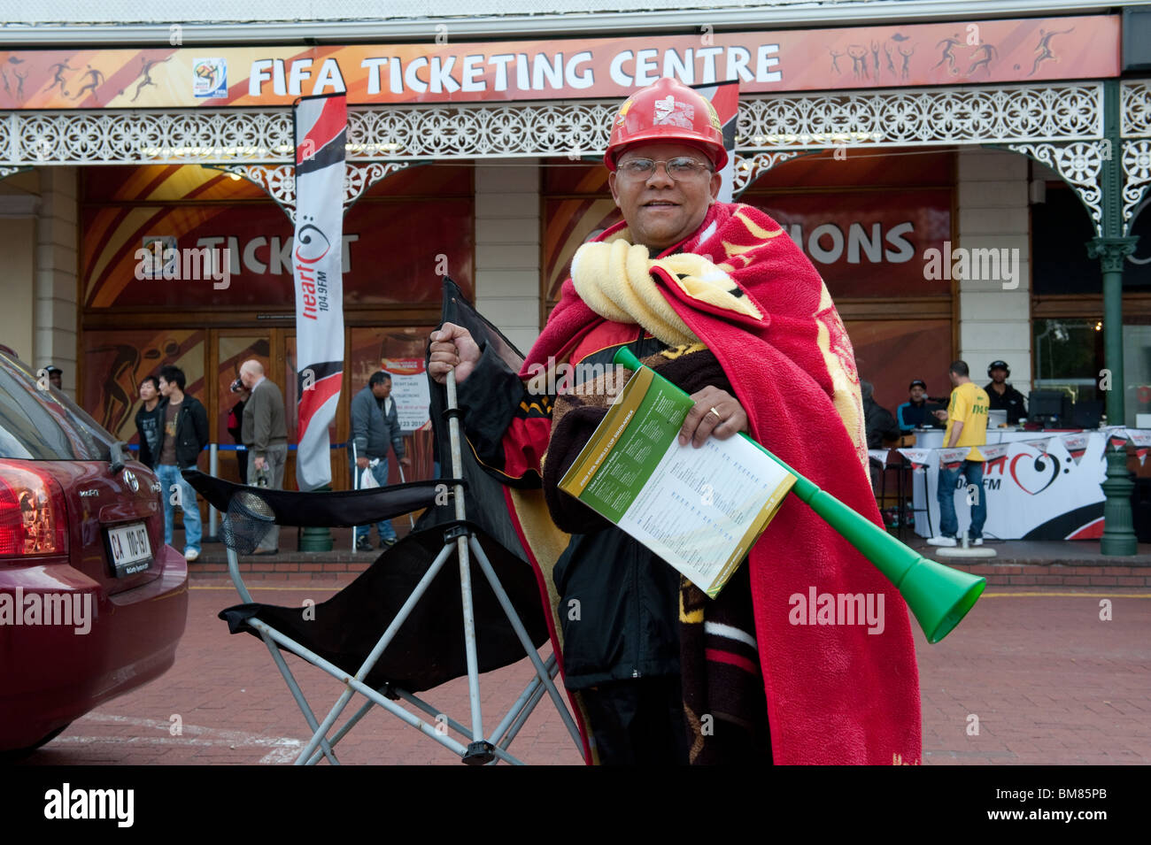 Fußball-Fan mit Stuhl, die darauf warten, Tickets für die FIFA WM 2010 in Südafrika Stockfoto