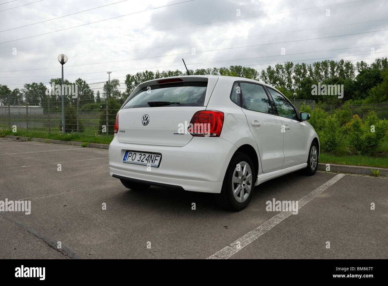 Polo 1,2 TDI BlueMotion - mein 2010 - weiße - fünf Türen (5D) - Deutsche Kleinwagen Stadtauto - Stellplatz Stockfoto