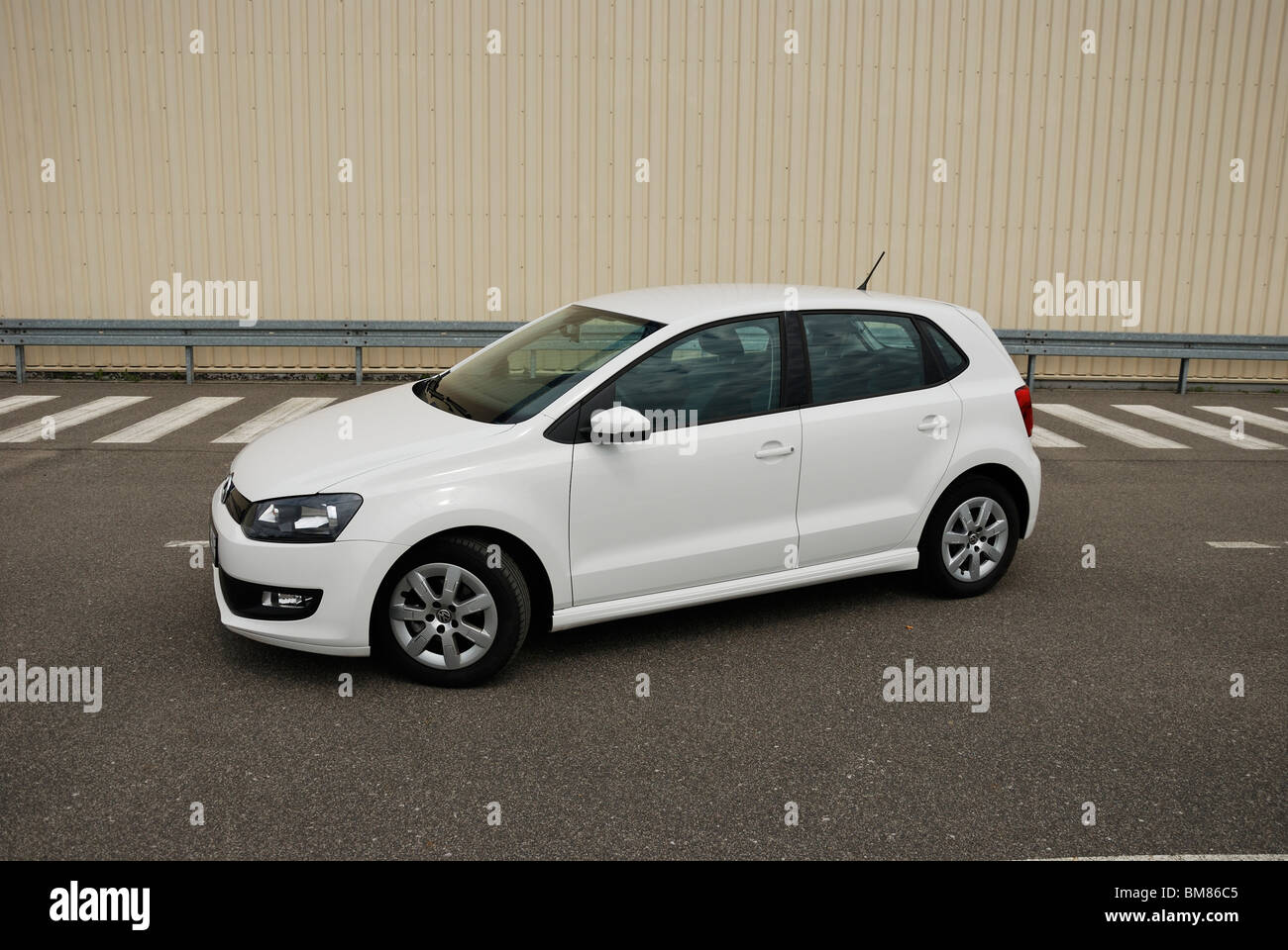 Polo 1,2 TDI BlueMotion - mein 2010 - weiße - fünf Türen (5D) - Deutsche Kleinwagen Stadtauto - Stellplatz Stockfoto