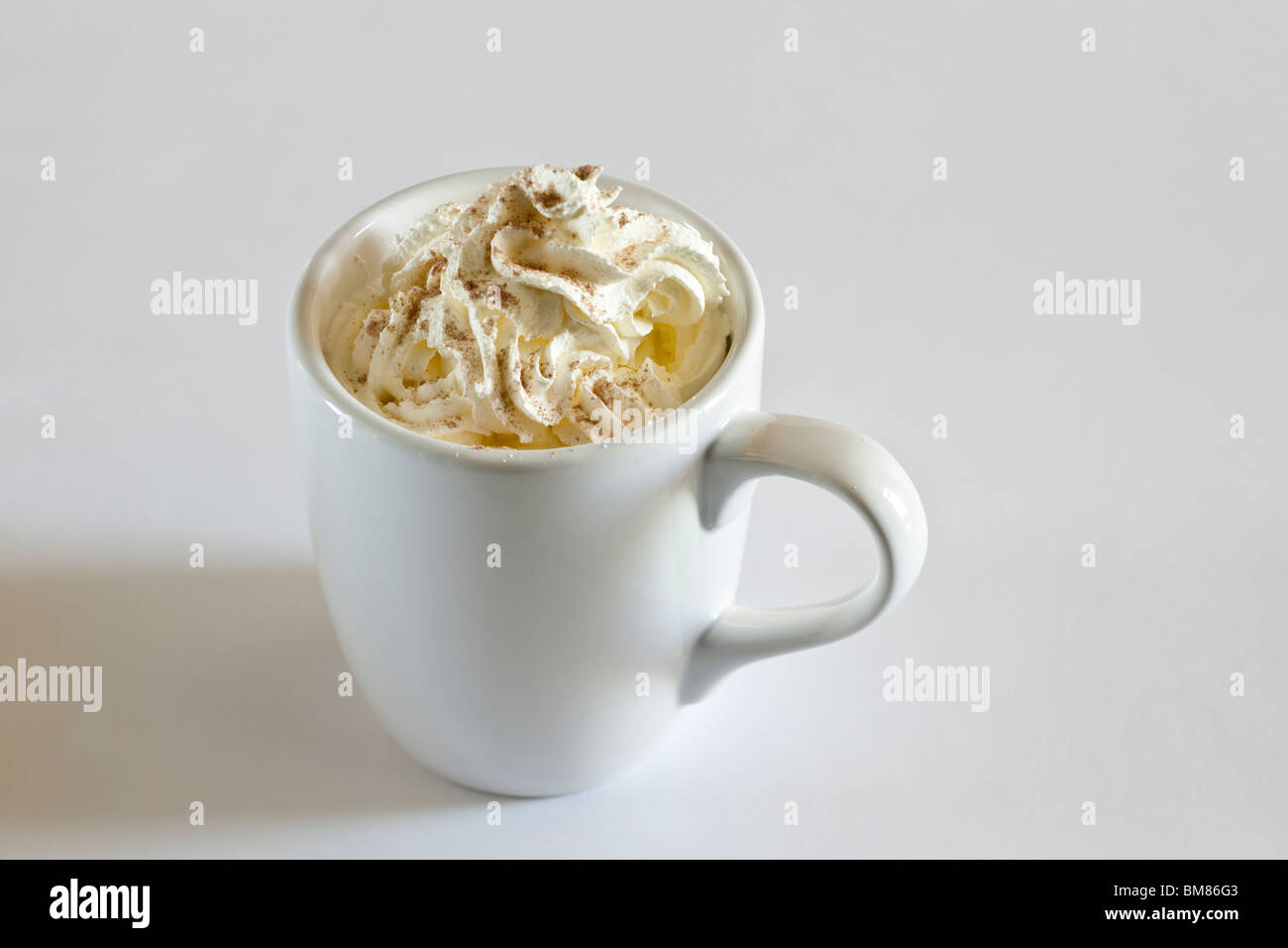 Cappuccino cremig Kaffee oben in einem mittleren weißen einfachen Becher Stockfoto