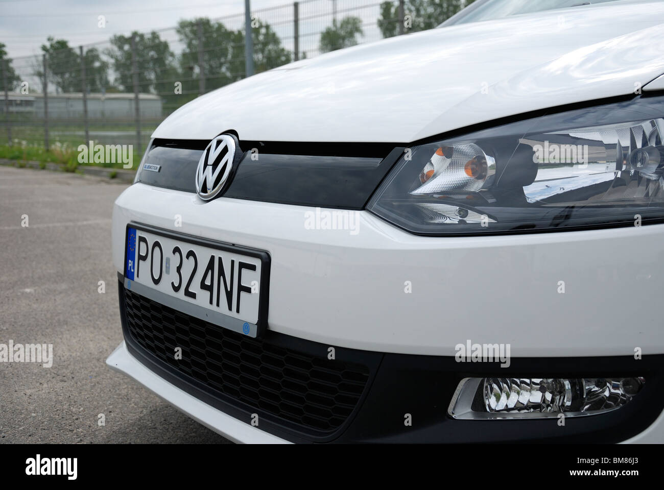 Polo 1,2 TDI BlueMotion - mein 2010 - weiße - fünf Türen (5D) - Deutsche Kleinwagen Stadtauto - Stellplatz Stockfoto