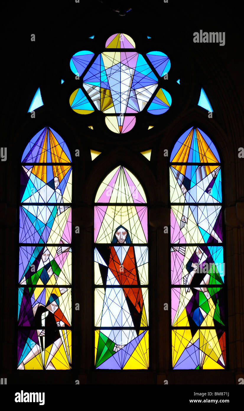 Madrid, Spanien. Kathedrale Catedral De La Almudena (1994). Glasmalerei-Fenster Stockfoto