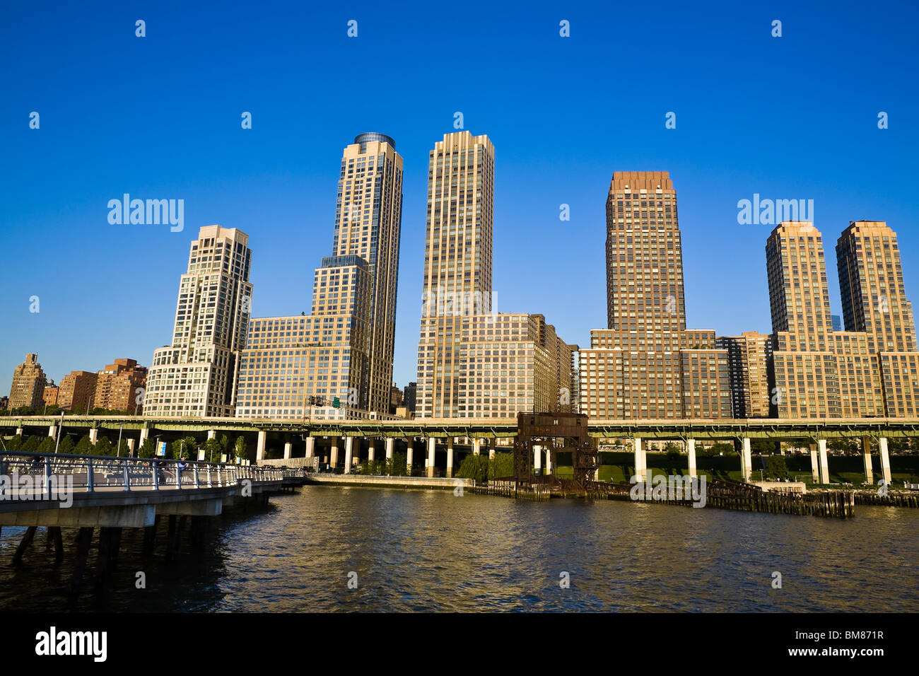 Die Reste der Säulenhalle und Float Brücken Kontrast gegen Manhattan Wolkenkratzer und den Hudson River Park Pier. Stockfoto