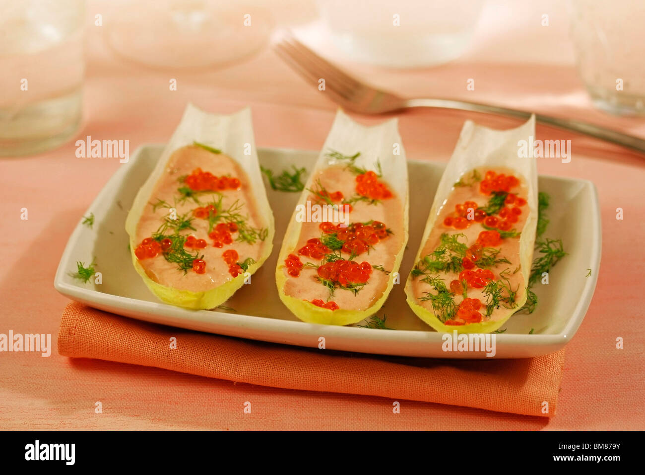 Endiviensalat mit Lachs Sahne. Rezept zur Verfügung. Stockfoto