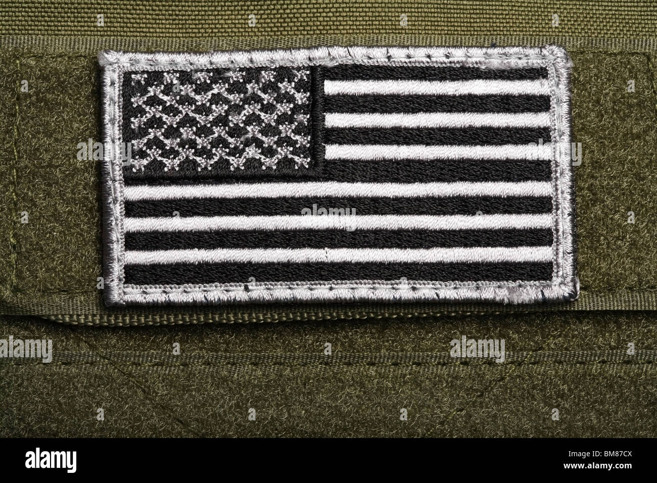 Amerikanische militärische Flagge Patch auf einem Klettverschluss, grünen Hintergrund. Nahaufnahme. Stockfoto