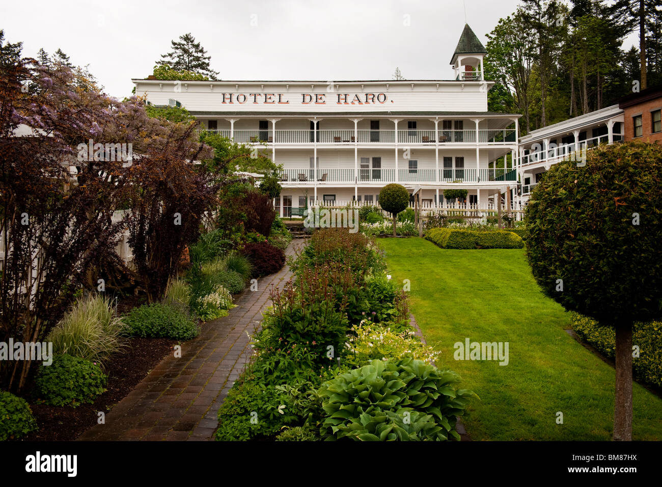 Hotel de Haro, Roche Harbor, San Juan Island, Washington. Historisches Hotel aus dem Jahr 1886, umgeben von schönen Gärten. Stockfoto