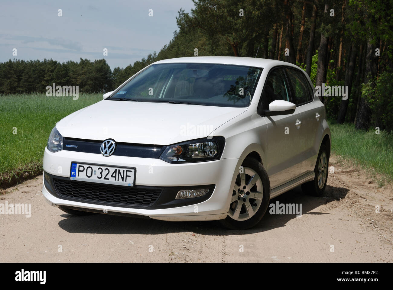 Polo 1,2 TDI BlueMotion - mein 2010 - weiße - fünf Türen (5D) - Deutsche Kleinwagen Stadtauto - Landschaft unterwegs Stockfoto