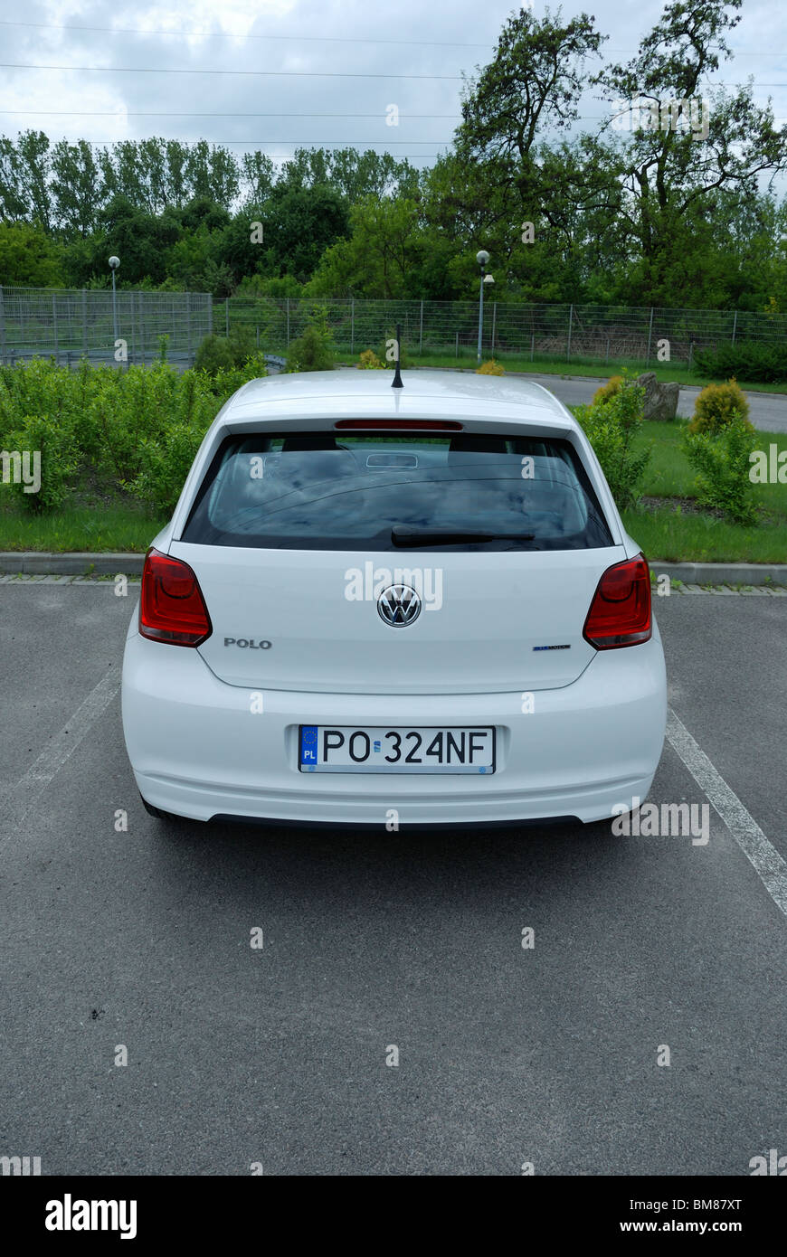 Polo 1,2 TDI BlueMotion - mein 2010 - weiße - fünf Türen (5D) - Deutsche Kleinwagen Stadtauto - Stellplatz Stockfoto