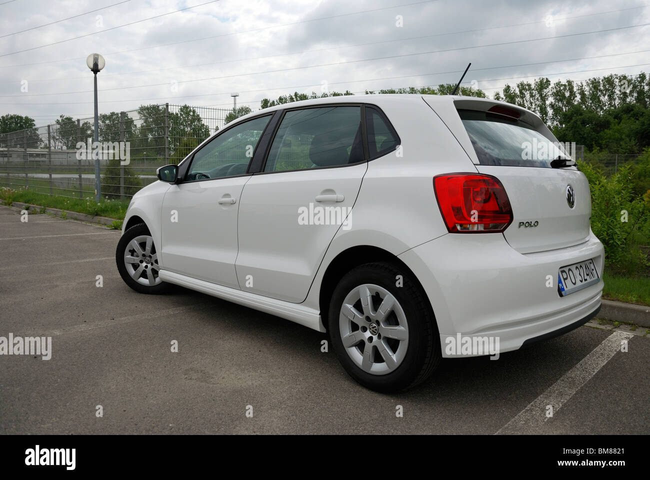 Polo 1,2 TDI BlueMotion - mein 2010 - weiße - fünf Türen (5D) - Deutsche Kleinwagen Stadtauto - Stellplatz Stockfoto