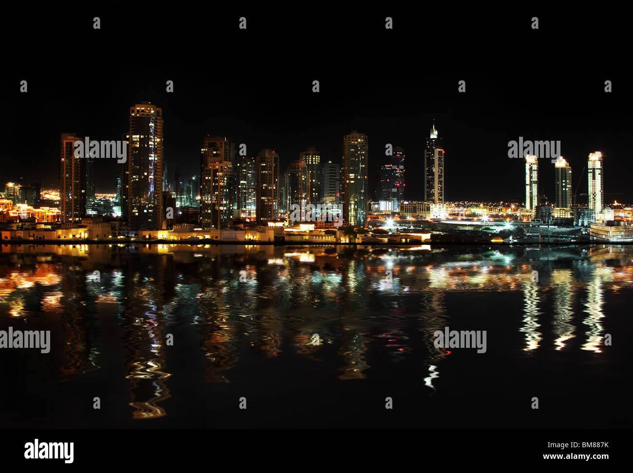 Dubai downtown nachts spiegelt sich im Wasser Stockfoto
