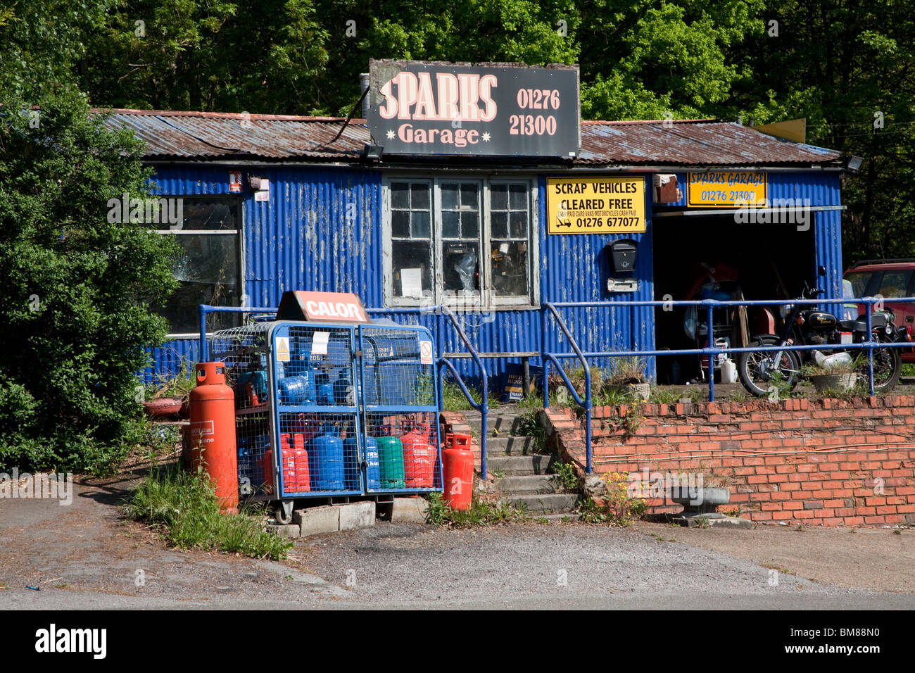 Blaue Wellpappe Metall-Garage auf London Road (A30), Camberley Stockfoto