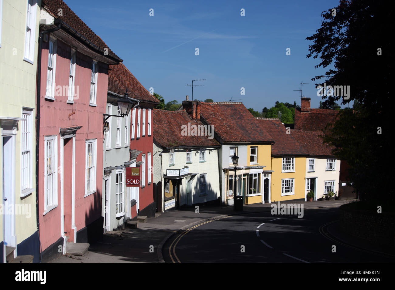 Blick auf die Hauptstraße in der historischen Stadt Thaxted, Essex, England. Stockfoto