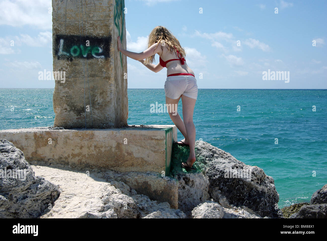 Mädchen im Badeanzug am Strand in Grand Bahama Island, Bahamas Stockfoto