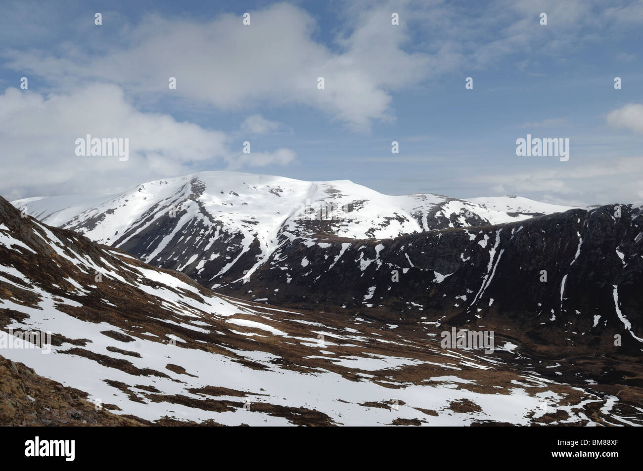 Blick über den Lairig Ghru gegenüber Ben Macdui in Schottland Großbritannien Cairngorm National Park Stockfoto