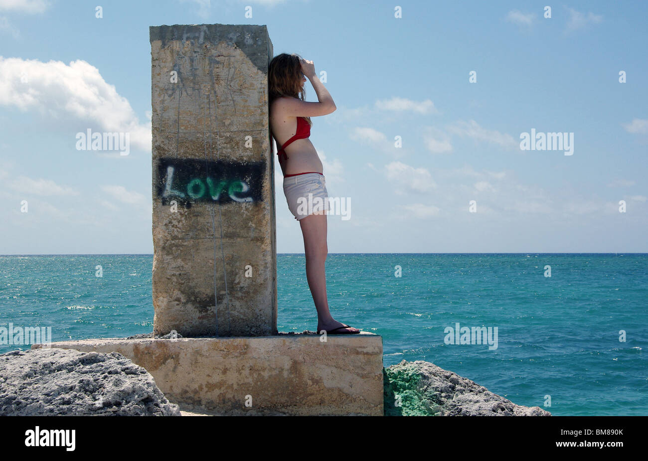 Mädchen im Badeanzug am Strand in Grand Bahama Island, Bahamas Stockfoto