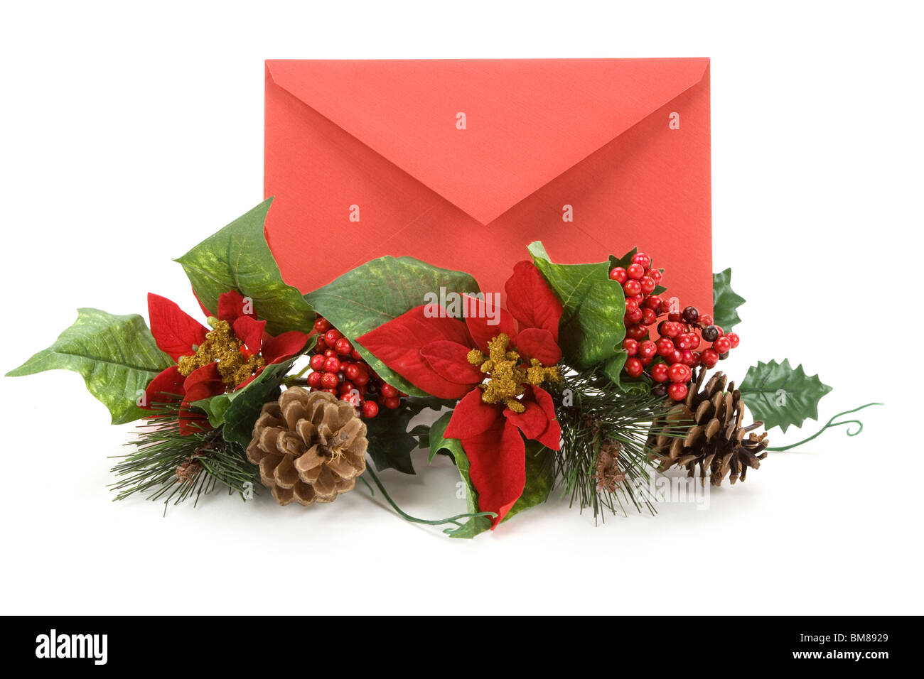 Weihnachtsdekoration und Mail, rotes Kuvert, Grußkarte Stockfoto