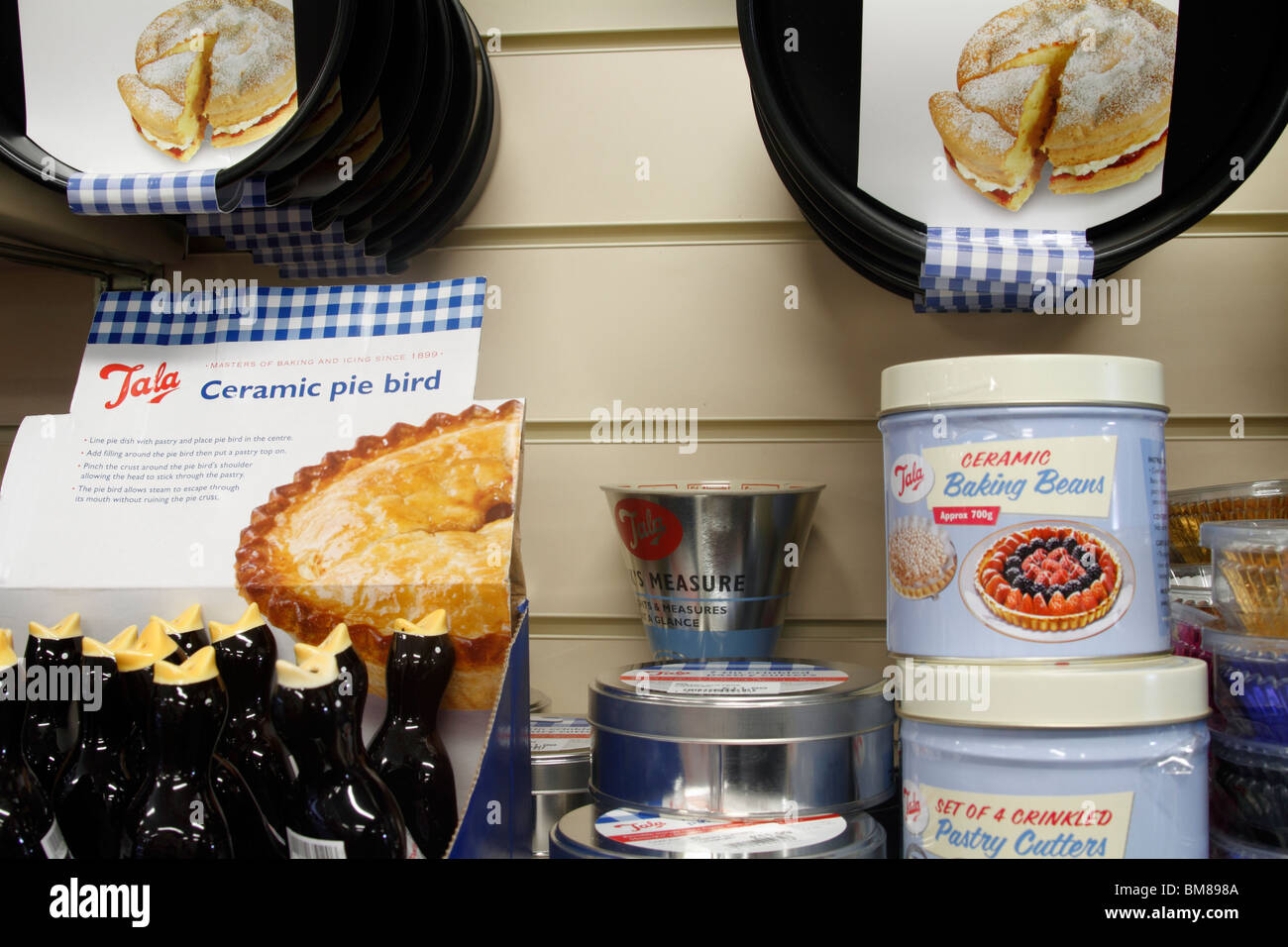 Tala Backformen. Keramische Pie Vogel, Keramik Auflaufform Perlen, faltig Pastry Cutter Küche Maßnahme Brookfields Gartencenter, Nottingham Stockfoto