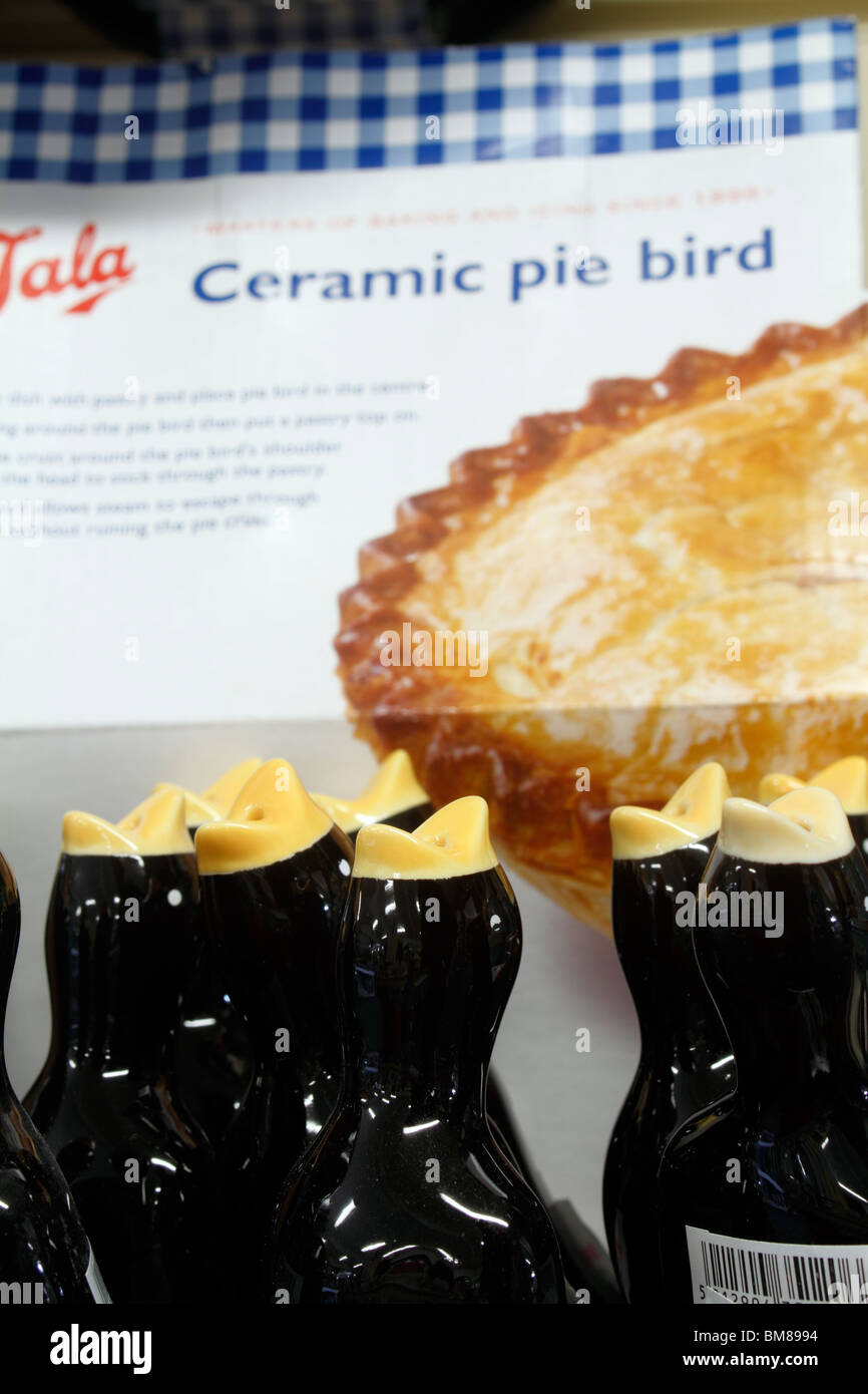 Tala Backformen. Keramische Pie Vögel, Brookfields Gartencenter, Nottingham Stockfoto