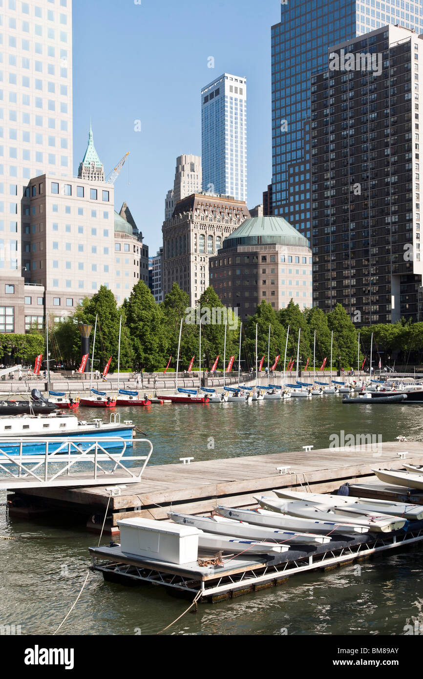 Blick über Wasser des World Financial Center Marina Park am Wasser & umliegenden Gebäuden an schönen Tag niedriger Manhattan Stockfoto