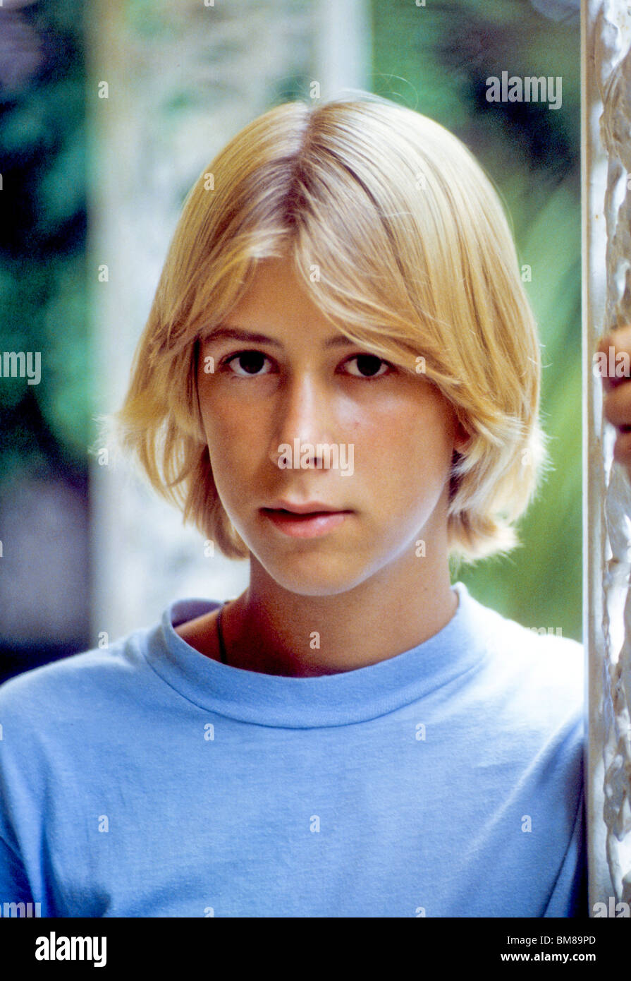 Porträt blonde Teen junge ernsten Absicht Blick rechts eine Kamera schön gut aussehende männliche Stockfoto