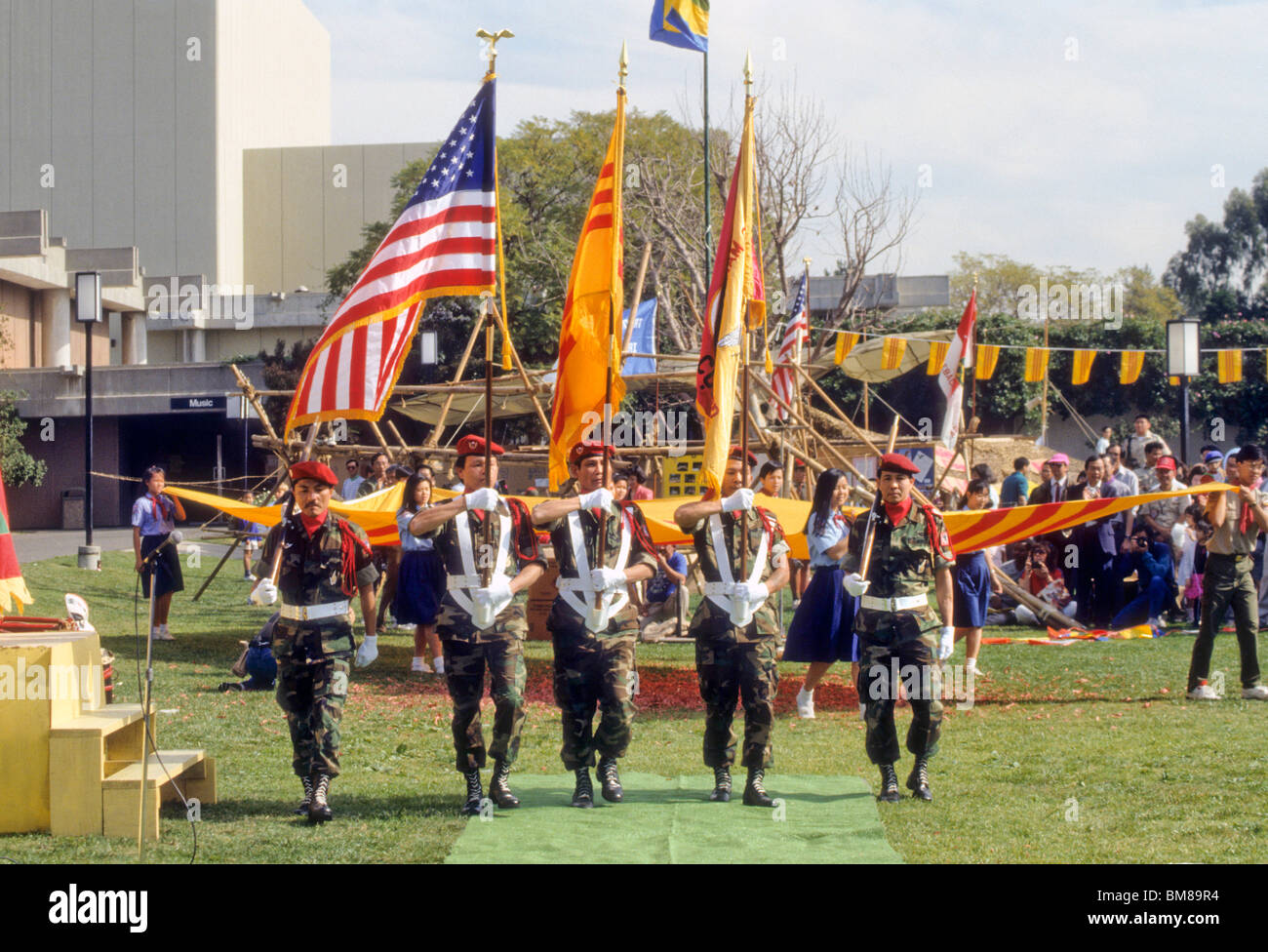 Präsentation der US-Flagge und vietnamesische Flagge am Tet Festival in Westminister, Kalifornien, USA Stockfoto
